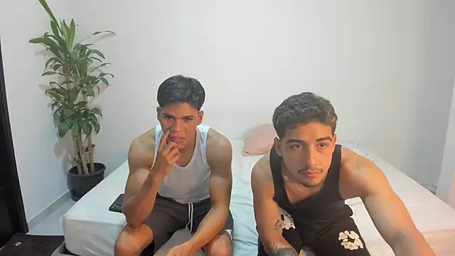 Snapshot of shark_boy28 chatting on 11-13-25, 08:24 shark boy28 online show from 11-13-25, 08:24