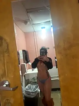 Snapshot of ValayaNoire chatting on 11-09-25, 09:35 ValayaNoire online show from 11-09-25, 09:35