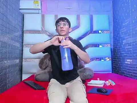 Snapshot of ElanGiraldo chatting on 02-18-26, 12:08 ElanGiraldo online show from 02-18-26, 12:08