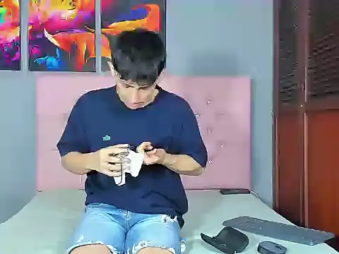 Snapshot of ElanGiraldo chatting on 02-01-26, 12:20 ElanGiraldo online show from 02-01-26, 12:20