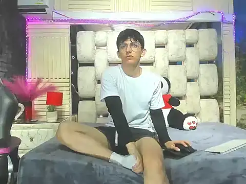 Snapshot of ElanGiraldo chatting on 03-02-26, 11:44 ElanGiraldo online show from 03-02-26, 11:44