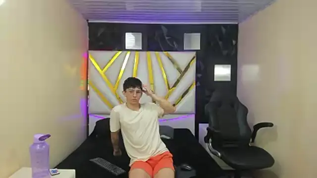 Snapshot of ElanGiraldo chatting on 02-20-26, 12:07 ElanGiraldo online show from 02-20-26, 12:07