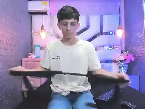 ElanGiraldo online show from 04-12-26, 09:40