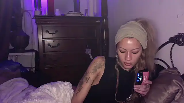 Snapshot of luxxylola chatting on 12-01-25, 08:59 luxxylola online show from 12-01-25, 08:59