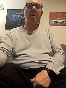 Snapshot of andy-1961 chatting on 11-12-25, 04:00 andy-1961 online show from 11-12-25, 04:00