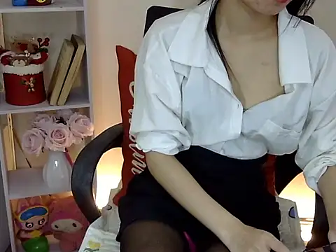 Lee-Young66 online show from 12-17-25, 03:33