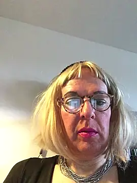 Snapshot of simone_xdressing chatting on 03-29-26, 05:03 simone xdressing online show from 03-29-26, 05:03