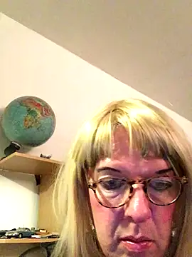 Snapshot of simone_xdressing chatting on 11-05-25, 08:01 simone xdressing online show from 11-05-25, 08:01