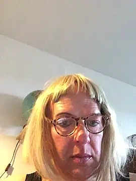 Snapshot of simone_xdressing chatting on 04-12-26, 06:00 simone xdressing online show from 04-12-26, 06:00