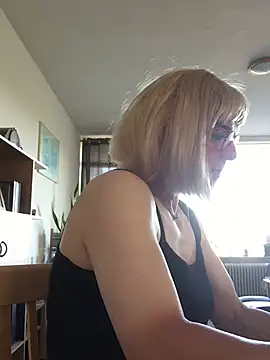 Snapshot of simone_xdressing chatting on 07-01-26, 06:19 simone xdressing online show from 07-01-26, 06:19