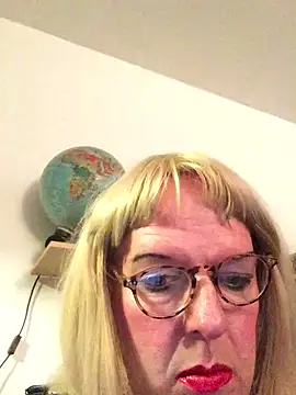 Snapshot of simone_xdressing chatting on 11-08-25, 01:31 simone xdressing online show from 11-08-25, 01:31