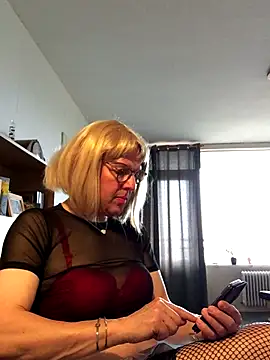 Snapshot of simone_xdressing chatting on 11-08-25, 02:20 simone xdressing online show from 11-08-25, 02:20