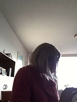 Snapshot of simone_xdressing chatting on 12-21-25, 02:08 simone xdressing online show from 12-21-25, 02:08