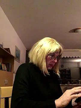 Snapshot of simone_xdressing chatting on 01-18-26, 01:20 simone xdressing online show from 01-18-26, 01:20