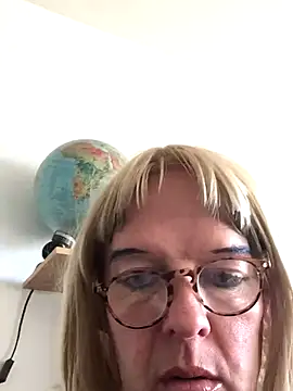 Snapshot of simone_xdressing chatting on 09-14-25, 08:59 simone xdressing online show from 09-14-25, 08:59