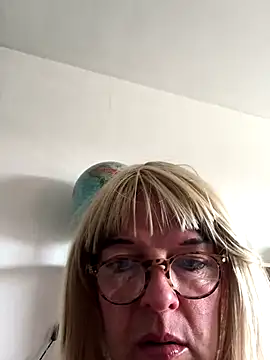 Snapshot of simone_xdressing chatting on 09-25-25, 01:17 simone xdressing online show from 09-25-25, 01:17