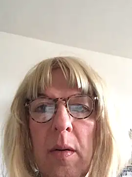 Snapshot of simone_xdressing chatting on 02-15-26, 03:22 simone xdressing online show from 02-15-26, 03:22