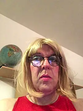 Snapshot of simone_xdressing chatting on 02-26-25, 12:30 simone xdressing online show from 02-26-25, 12:30