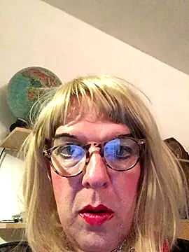 Snapshot of simone_xdressing chatting on 09-21-25, 12:05 simone xdressing online show from 09-21-25, 12:05