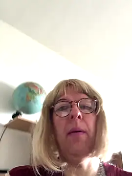 Snapshot of simone_xdressing chatting on 11-09-25, 10:08 simone xdressing online show from 11-09-25, 10:08