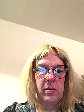 Snapshot of simone_xdressing chatting on 01-13-26, 07:40 simone xdressing online show from 01-13-26, 07:40
