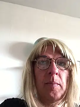 Snapshot of simone_xdressing chatting on 04-26-26, 02:14 simone xdressing online show from 04-26-26, 02:14