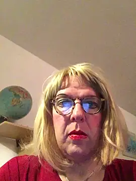 Snapshot of simone_xdressing chatting on 11-02-25, 01:32 simone xdressing online show from 11-02-25, 01:32