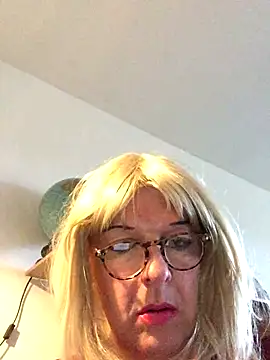 Snapshot of simone_xdressing chatting on 11-23-25, 02:27 simone xdressing online show from 11-23-25, 02:27