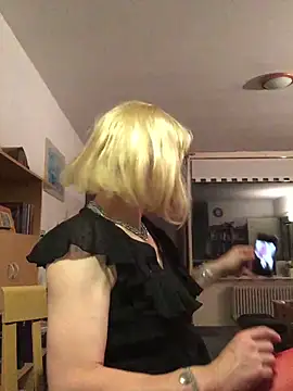 Snapshot of simone_xdressing chatting on 01-18-26, 07:50 simone xdressing online show from 01-18-26, 07:50