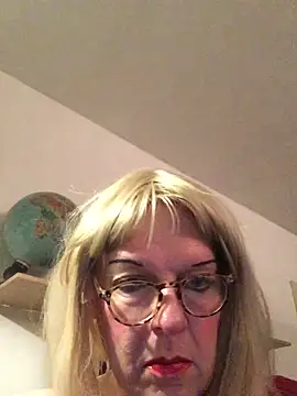 Snapshot of simone_xdressing chatting on 11-16-25, 01:10 simone xdressing online show from 11-16-25, 01:10