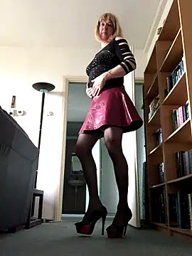 Snapshot of simone_xdressing chatting on 10-12-25, 09:10 simone xdressing online show from 10-12-25, 09:10