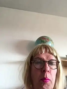 Snapshot of simone_xdressing chatting on 03-15-25, 02:23 simone xdressing online show from 03-15-25, 02:23