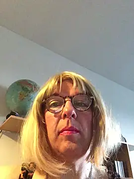 Snapshot of simone_xdressing chatting on 03-15-26, 05:20 simone xdressing online show from 03-15-26, 05:20