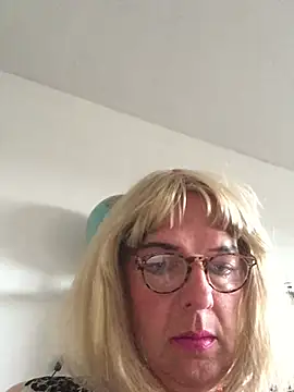 Snapshot of simone_xdressing chatting on 07-12-26, 06:53 simone xdressing online show from 07-12-26, 06:53