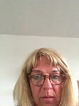 Snapshot of simone_xdressing chatting on 07-18-26, 07:22 simone xdressing online show from 07-18-26, 07:22