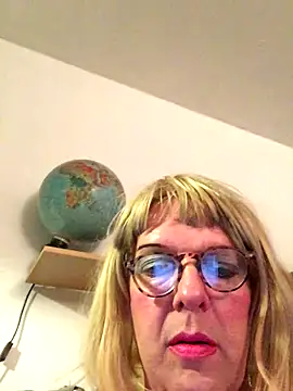 Snapshot of simone_xdressing chatting on 11-02-25, 07:52 simone xdressing online show from 11-02-25, 07:52