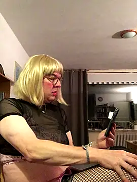 Snapshot of simone_xdressing chatting on 11-05-25, 01:09 simone xdressing online show from 11-05-25, 01:09