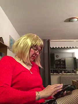 Snapshot of simone_xdressing chatting on 09-24-25, 11:43 simone xdressing online show from 09-24-25, 11:43