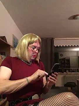 Snapshot of simone_xdressing chatting on 10-02-25, 11:41 simone xdressing online show from 10-02-25, 11:41