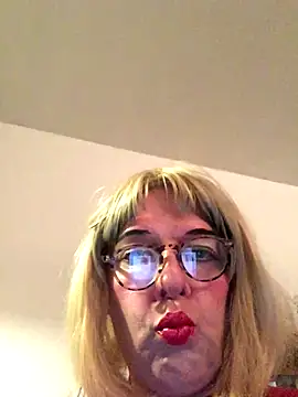 Snapshot of simone_xdressing chatting on 10-26-25, 12:22 simone xdressing online show from 10-26-25, 12:22