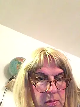 Snapshot of simone_xdressing chatting on 10-29-25, 07:57 simone xdressing online show from 10-29-25, 07:57
