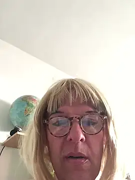 Snapshot of simone_xdressing chatting on 03-22-26, 03:35 simone xdressing online show from 03-22-26, 03:35
