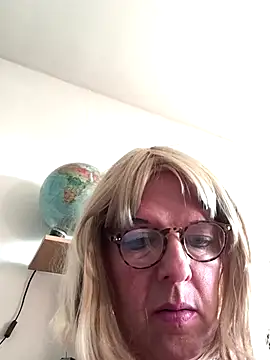 Snapshot of simone_xdressing chatting on 11-26-25, 02:17 simone xdressing online show from 11-26-25, 02:17