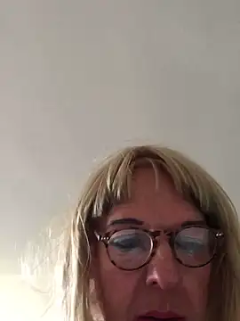 Snapshot of simone_xdressing chatting on 03-25-26, 03:22 simone xdressing online show from 03-25-26, 03:22