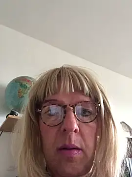 Snapshot of simone_xdressing chatting on 10-03-25, 01:01 simone xdressing online show from 10-03-25, 01:01