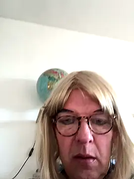 Snapshot of simone_xdressing chatting on 11-30-25, 10:05 simone xdressing online show from 11-30-25, 10:05