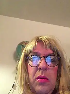 Snapshot of simone_xdressing chatting on 01-29-25, 01:05 simone xdressing online show from 01-29-25, 01:05