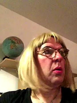Snapshot of simone_xdressing chatting on 10-01-25, 11:30 simone xdressing online show from 10-01-25, 11:30