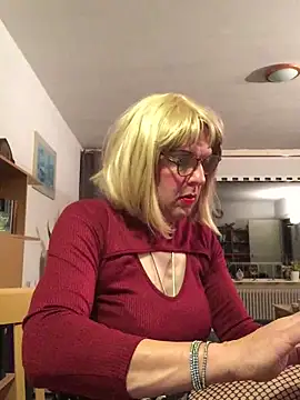 Snapshot of simone_xdressing chatting on 10-19-25, 12:02 simone xdressing online show from 10-19-25, 12:02
