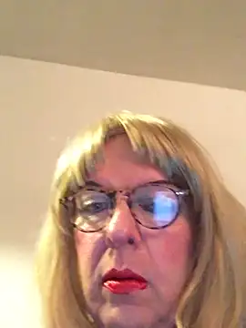 Snapshot of simone_xdressing chatting on 02-25-26, 12:33 simone xdressing online show from 02-25-26, 12:33